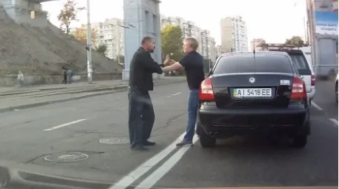 Дураки и дороги: неадекватный водитель с ножом в Киеве