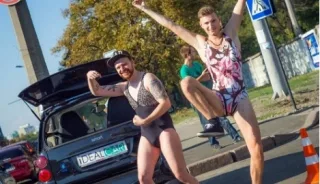 В Киеве бесплатно заправляли всех, кто в купальниках