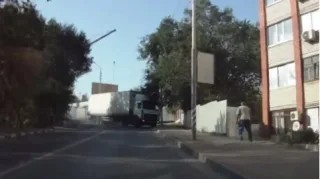 Фура с мукой таранит жилой дом