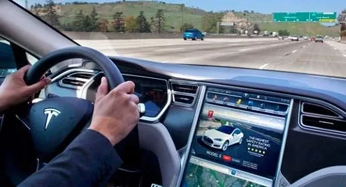 Электромобили Tesla получили автопилот