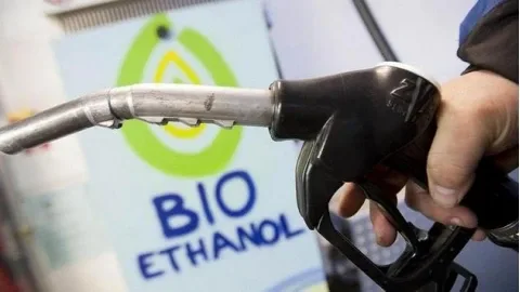 Fuel "with alcohol" – is it safe to fill up with it?