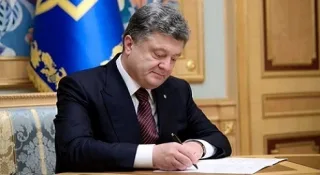 Порошенко схвалив скасування мит на електромобілі своїм підписом