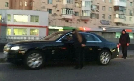 Непривычно: полиция Киева выписывает штраф водителю Роллс-Ройса