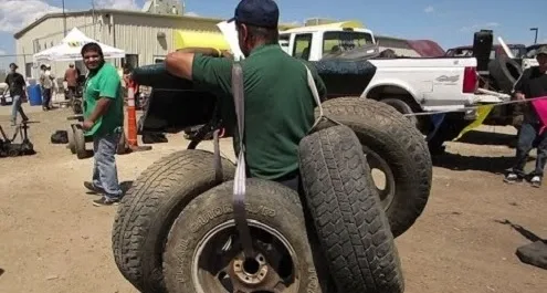 Black Friday at the auto dismantling yard: men's passion for parts (VIDEO)