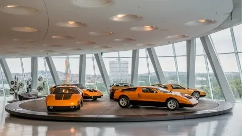 Музей Mercedes-Benz решил бесплатно кормить сотрудников BMW