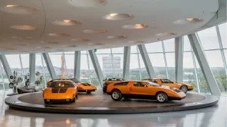 Музей Mercedes-Benz вирішив безкоштовно годувати співробітників BMW