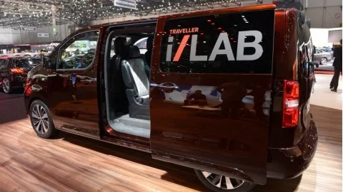 Peugeot презентовала «умный» минивэн Traveller i-Lab