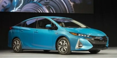 Тойота показала Prius, который можно зарядить за 2 часа