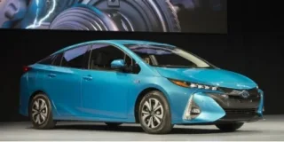 Тойота показала Prius, который можно зарядить за 2 часа