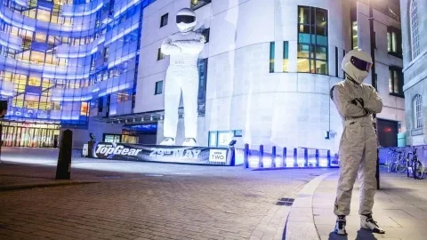 В Лондоне поставили 9-метровую статую Стига