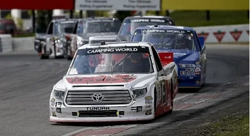Заезд Nascar закончился дракой гонщиков