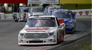 Заїзд Nascar закінчився бійкою гонщиків