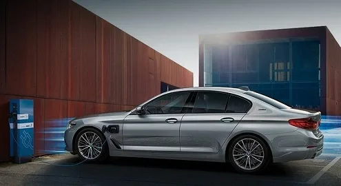 BMW рассекретила гибридную версию новой «пятерки»