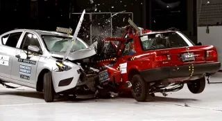 Дві моделі Nissan зіткнули в показовому краш-тесті