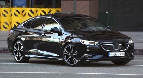 Новий Opel Insignia попався шпигунам без камуфляжу
