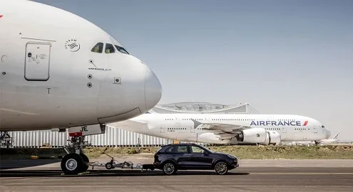 Porsche Cayenne взял на буксир авиалайнер Airbus A380