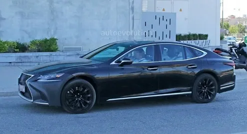Lexus готує «заряджену» версію седана LS