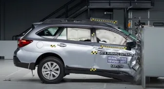 В краш-тестах IIHS появился новый тип испытаний