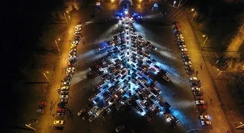 В Запорожье новогоднюю елку сделали из 270 авто