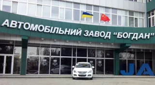 Работники луцкого автозавода «Богдан Моторс» вышли на митинг