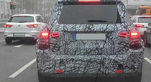 Mercedes-Benz GLB crossover caught on video