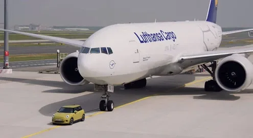Электрокар Mini взял на буксир Boeing