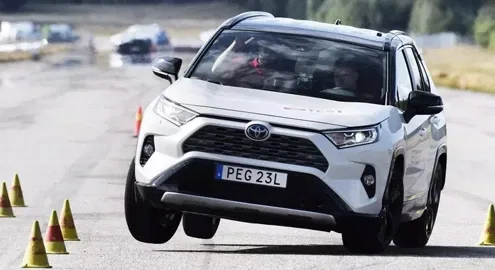 Кроссовер Toyota RAV4 не справился с «лосиным тестом»