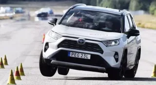 Кросовер Toyota RAV4 не впорався з «лосиним тестом»