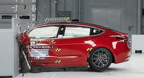 Электрокар Tesla Model 3 получил высокую оценку в краш-тестах IIHS