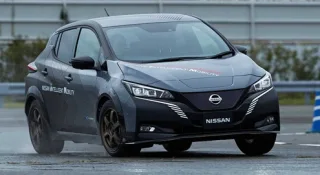 Nissan Leaf наделили полным приводом