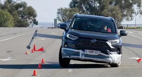 Кроссовер Toyota RAV4 все таки справился с «лосиным тестом»