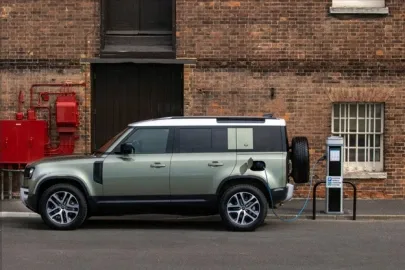 Land Rover Defender P400e: the car gets a new PHEV with 398 hp.