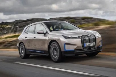 BMW iX - новый флагманский электрический автомобиль мощностью 500 л.с.