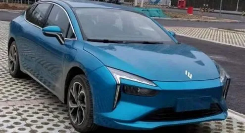 Бюджетный электрический седан Renault показали на живых фото
