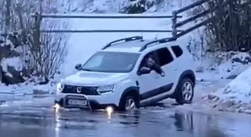 Renault Duster demonstrated impressive capabilities on water (video)