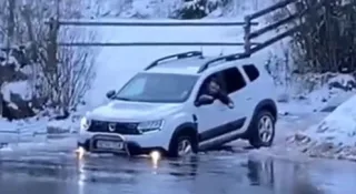 Renault Duster продемонстрував вражаючі здібності на воді (відео)