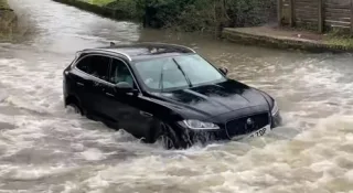 New Jaguar crossover turned into a drowned car in half a minute (video)