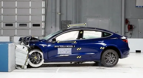 Tesla решила самостоятельно заняться ремонтом битых автомобилей