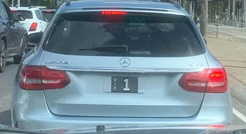 В сети показали фото автомобиля с номерным знаком за $2 млн