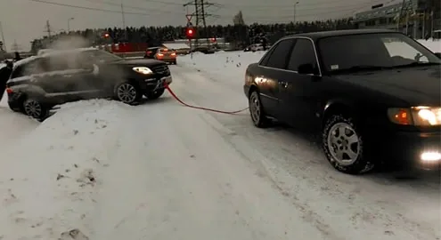 Старый седан Audi вытащил из снега современный внедорожник Mercedes (видео)