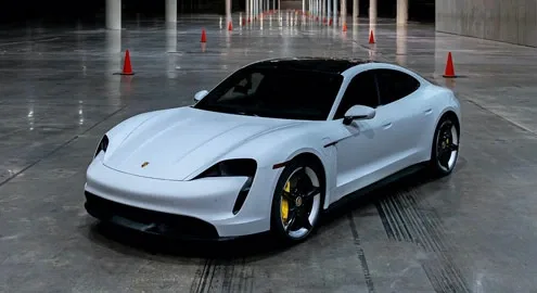 Новейший электрокар Porsche разогнали до 165 км/ч в помещении