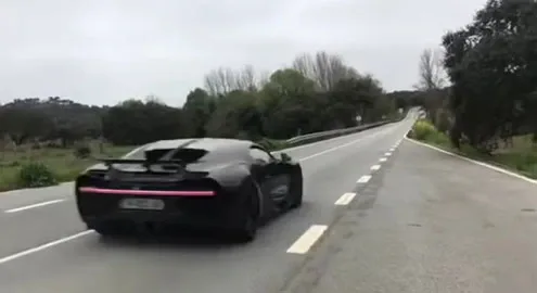 What a car looks like at a speed of 370 km/h through the eyes of a passerby (video)