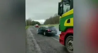 Volkswagen Passat B6 взяв на буксир 15-тонну фуру (відео)