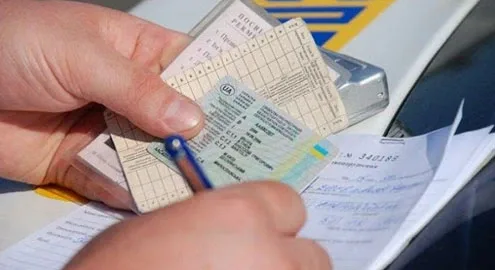 В Украине разрешили выдавать номера авто в автосалоне
