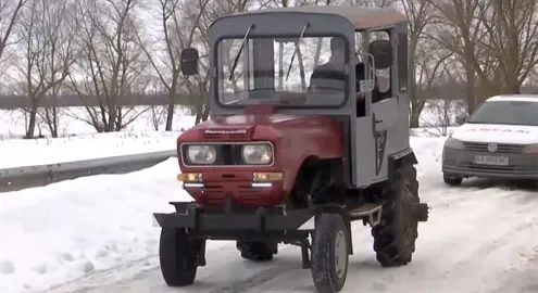 A Ukrainian turned an old Moskvich into an original tractor (video)