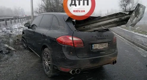 Железный отбойник в Киеве насквозь прошил Porsche Cayenne