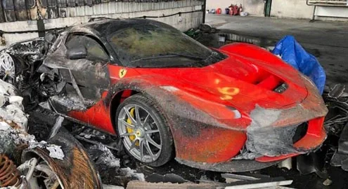 A unique collection of 80 luxury cars burned down in a hangar (photo)