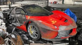 Унікальна колекція з 80 розкішних авто згоріла в ангарі (фото)