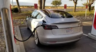 Власник Tesla Model 3 застряг на зарядці на 15 годин через глюк системи