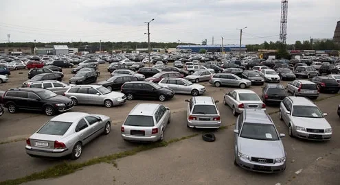 Украинцам стало значительно сложнее покупать б/у авто из Литвы